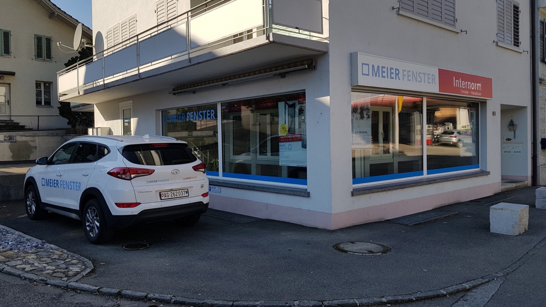 Laden von Meier Fenster mit Internorm-Schild, davor das Firmenauto