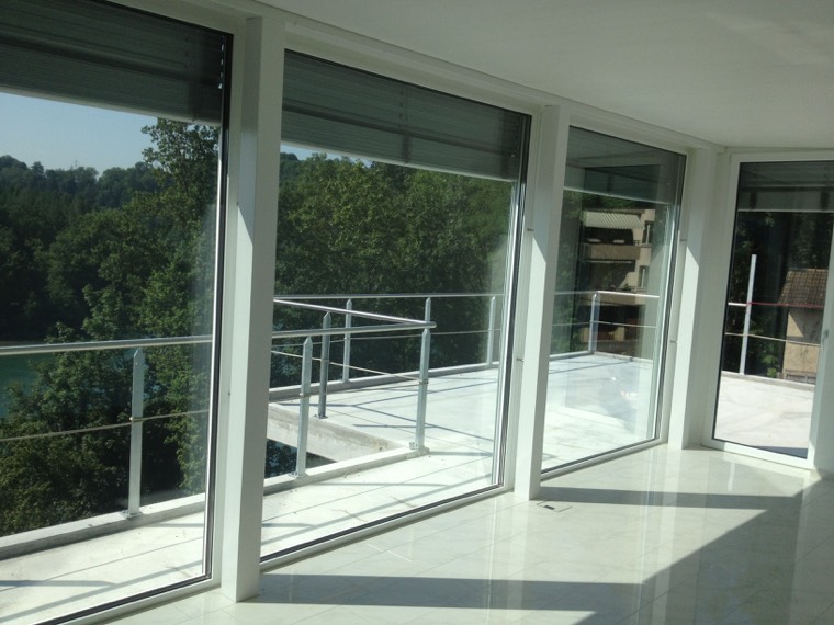 Raumhohe Fensterfront mit Blick in die Bäume
