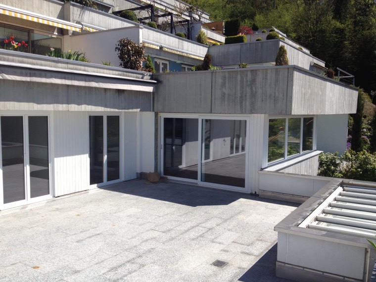 Terrassenhaus mit neuen Fenstern und Schiebetüren