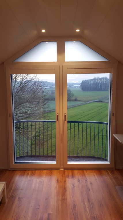 Holzfenster mit Sprosse im Dachgeschoss