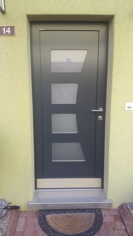 Anthrazitfarbene Haustür mit vier Glasfeldern